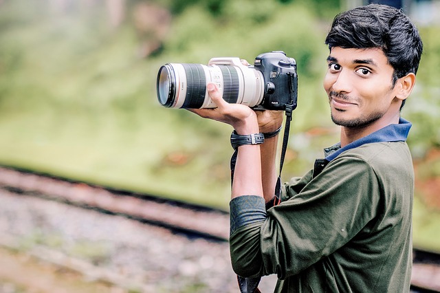 Photographe au travail en plein air